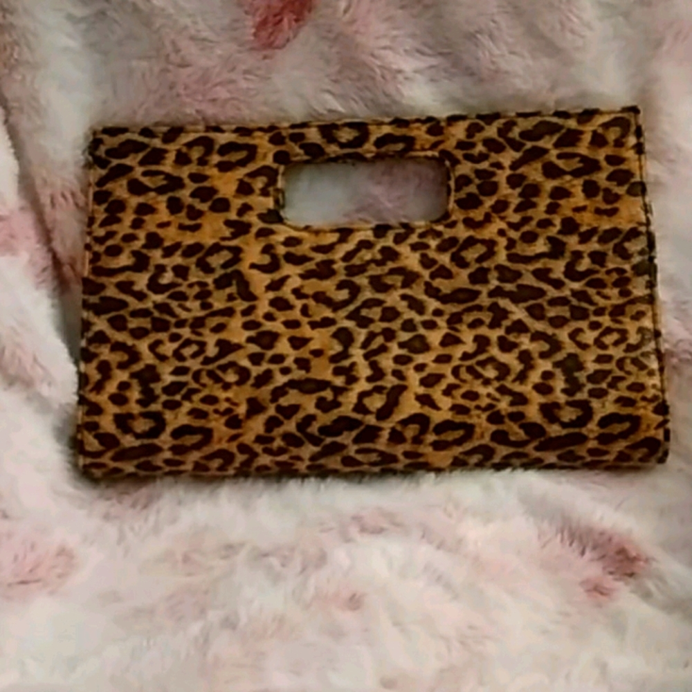 Leopard clutch